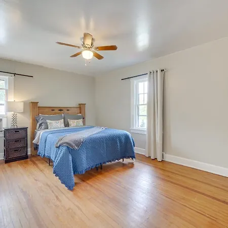 Welcoming Home In Youngstown With Private Backyard!